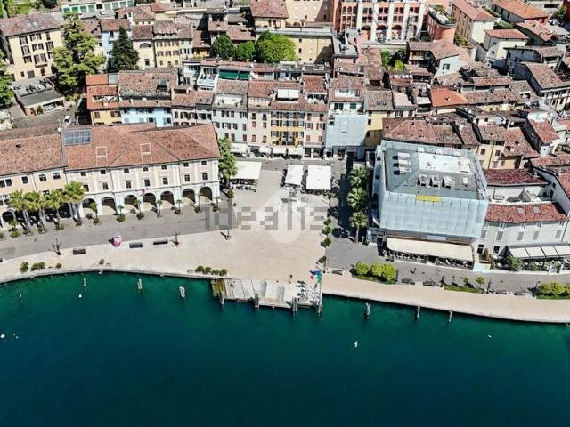 Locale in affitto di 110 m² in Piazza della Vittoria, 16