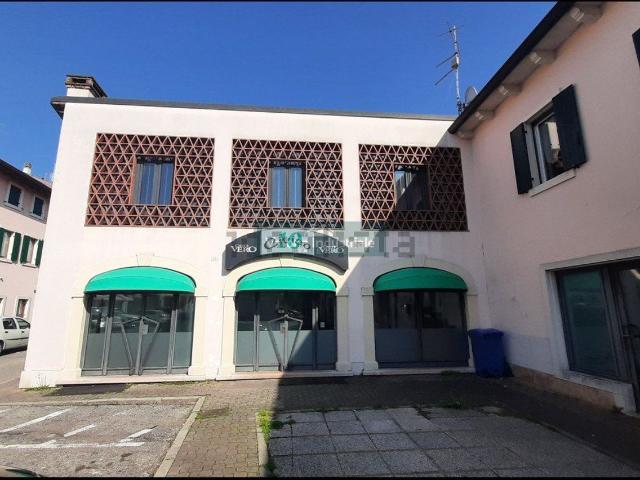 Locale in affitto di 110 m² in Piazza Martiri d. Libertà, 10