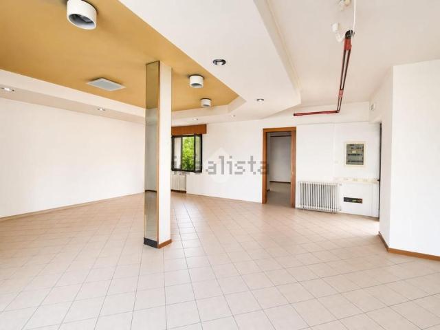 Locale in affitto di 110 m² in Strada di Canizzano, 61