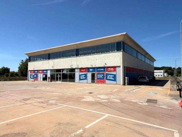 Locale in affitto di 1118 m² in Via Giovanni Falcone