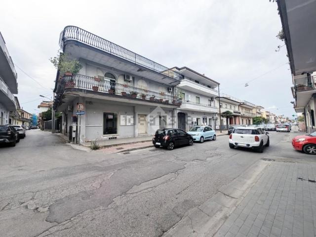 Locale in affitto di 112 m² in Via Raffaele Musone, 90