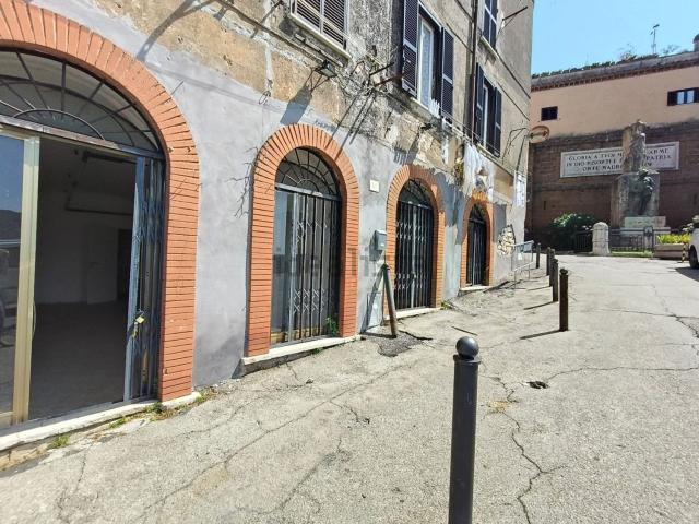 Locale in affitto di 114 m² in Via G. Matteotti