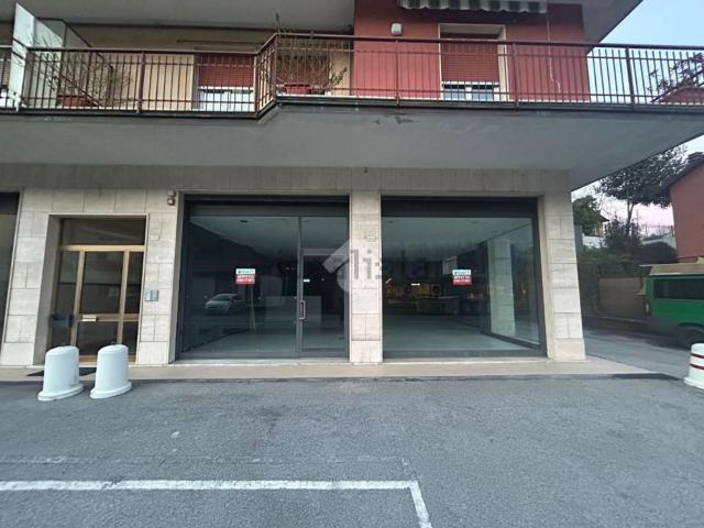 Locale in affitto di 115 m² in Via del Commercio