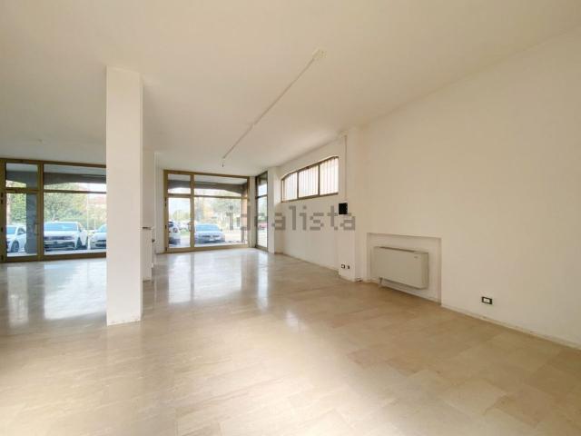 Locale in affitto di 116 m² in Via XXV Aprile