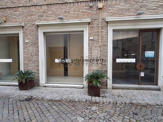 Locale in affitto di 117 m² in Via Arco D&apos Augusto