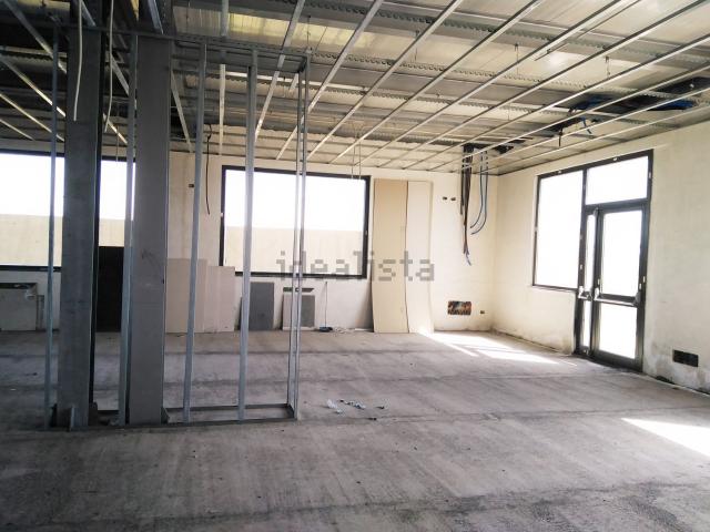 Locale in affitto di 1200 m² in Via Caboto