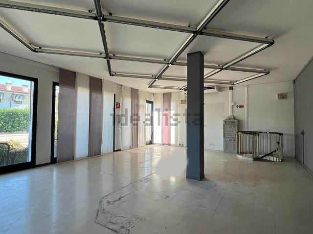 Locale in affitto di 120 m²