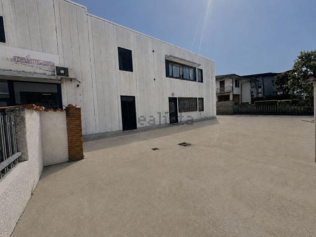 Locale in affitto di 120 m² in Via Caduti del Lavoro, 3