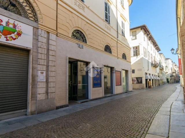 Locale in affitto di 120 m² in Via Camillo Benso Conte di Cavour, 8