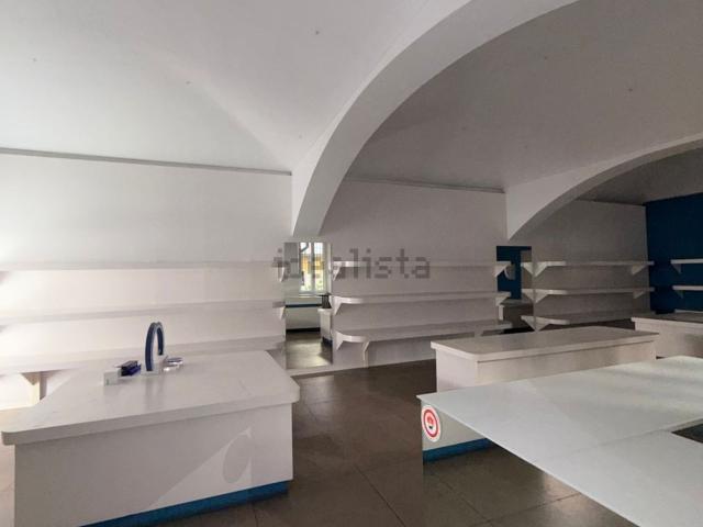 Locale in affitto di 120 m² in Via Cesare Battisti, 11