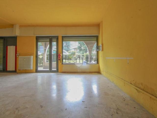 Locale in affitto di 120 m² in Via Alessandro Manzoni