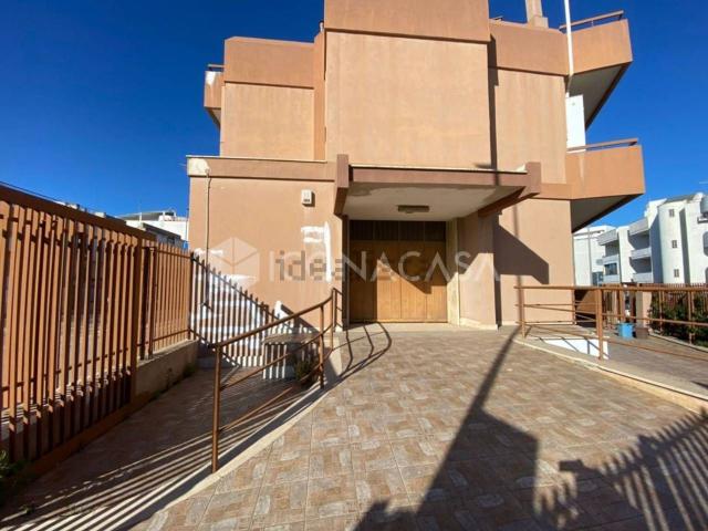Locale in affitto di 120 m² in Via Guglielmo Oberdan