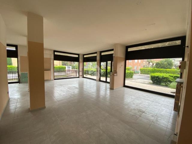 Locale in affitto di 120 m² in Via Dante Alighieri, 12
