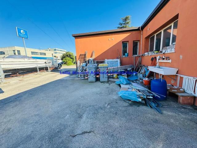 Locale in affitto di 120 m² in Via degli Abeti