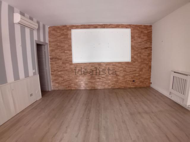 Locale in affitto di 120 m² in Via della Libertà, 130