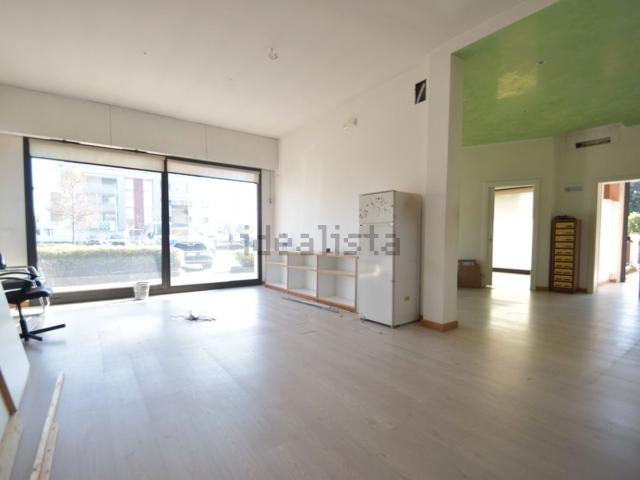 Locale in affitto di 120 m² in Via Enrico Mattei, 93