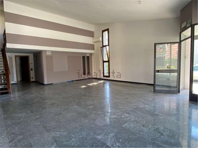 Locale in affitto di 120 m² in Via Fabio Filzi, 34