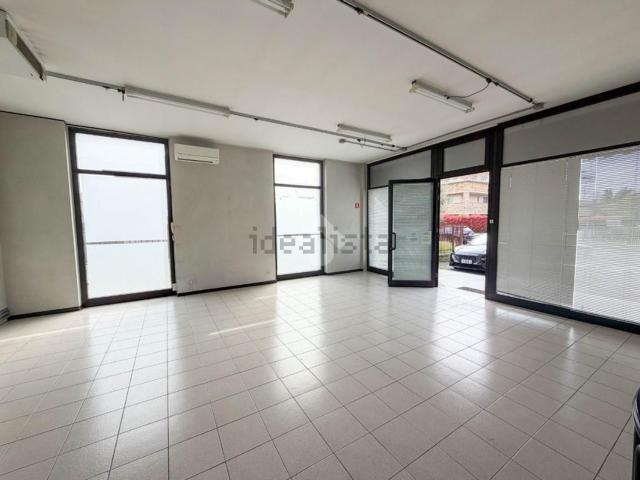 Locale in affitto di 120 m² in Via Fratelli Carlo e Stefano Cernuschi, 23