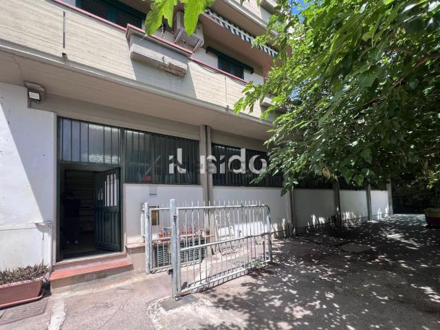 Locale in affitto di 120 m² in Via Fratelli Cervi