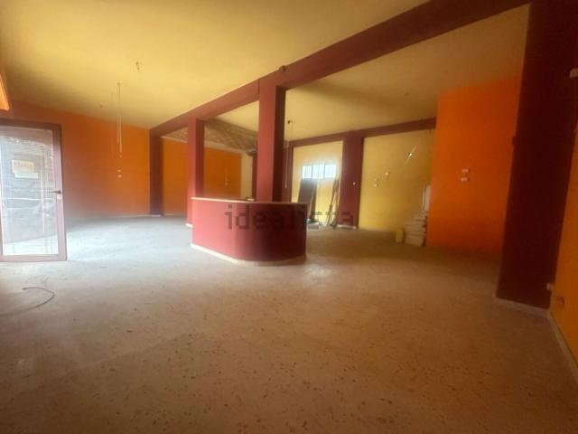 Locale in affitto di 120 m² in Via Luigi Orlando