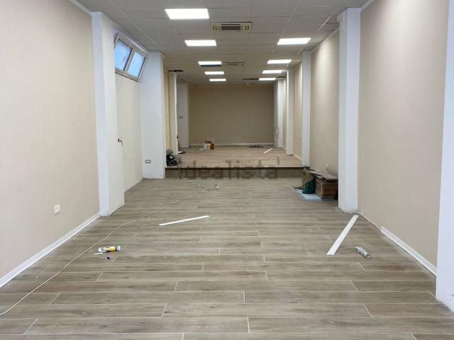 Locale in affitto di 120 m² in Via Montello