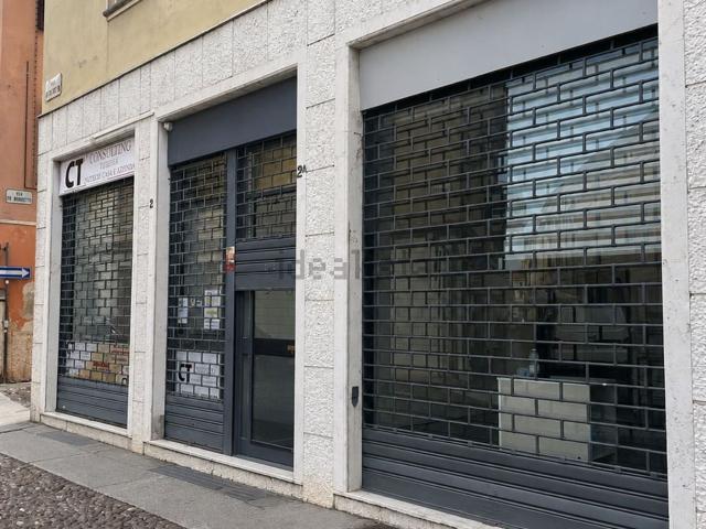 Locale in affitto di 120 m² in Via Pietro Frattini, 2