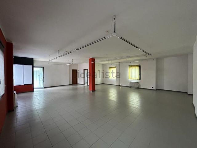 Locale in affitto di 120 m² in Via Roma, 11
