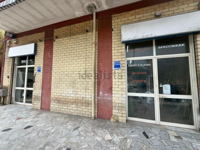 Locale in affitto di 120 m² in Via Vincenzo Janfolla