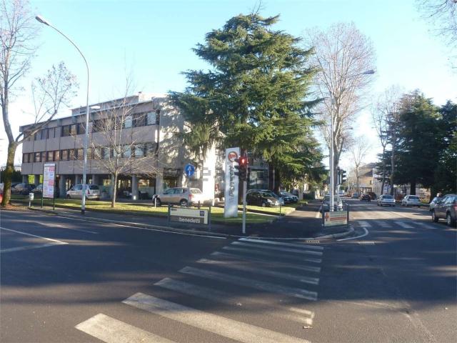 Locale in affitto di 120 m² in Viale G. Marconi, 10