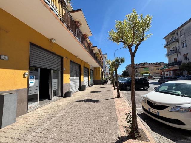 Locale in affitto di 120 m² in Viale Italia, 27