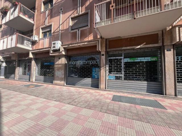 Locale in affitto di 120 m² in Viale Leonardo da Vinci, 325