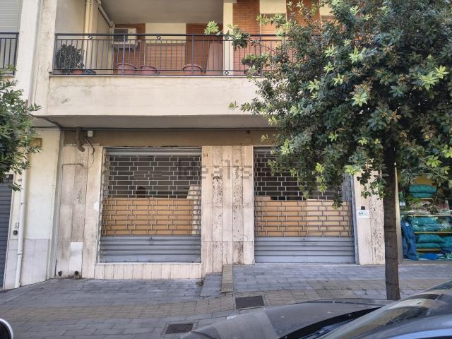 Locale in affitto di 120 m² in Viale Luca de Rosis, 52