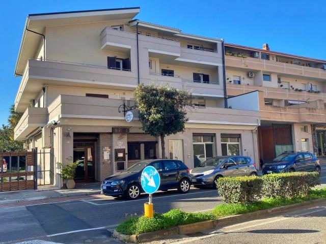 Locale in affitto di 120 m² in Corso America, 80
