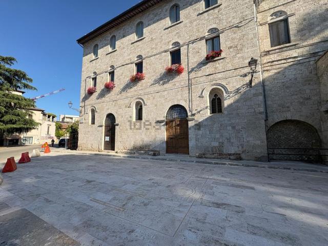 Locale in affitto di 120 m² in Piazza Cecco D&apos Ascoli, 4