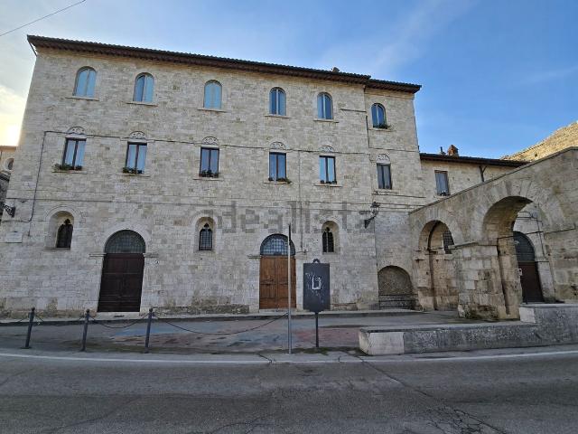 Locale in affitto di 120 m² in Piazza Cecco D&apos Ascoli, 4