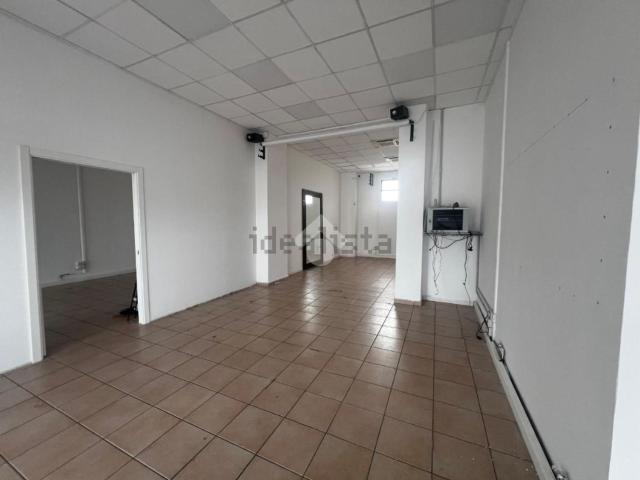 Locale in affitto di 120 m² in Piazza IV Novembre, 22