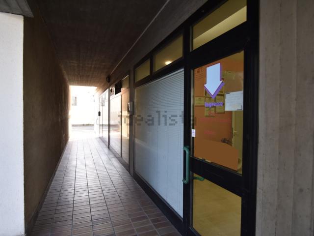 Locale in affitto di 121 m² in Via Fratelli Moretto