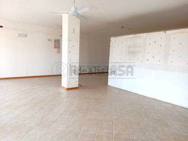 Locale in affitto di 121 m² in Via Papa Giovanni XXIII