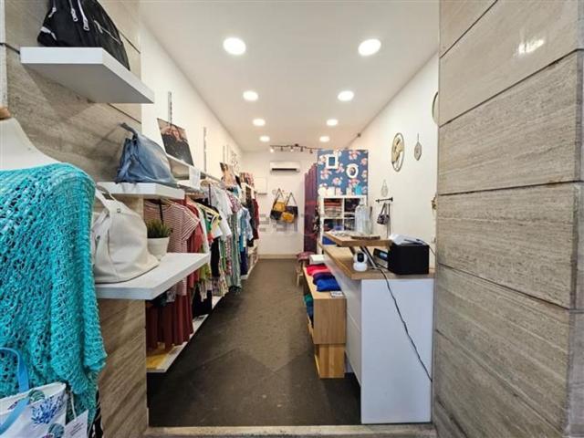 Locale in affitto di 122 m² in Via Appia Nuova