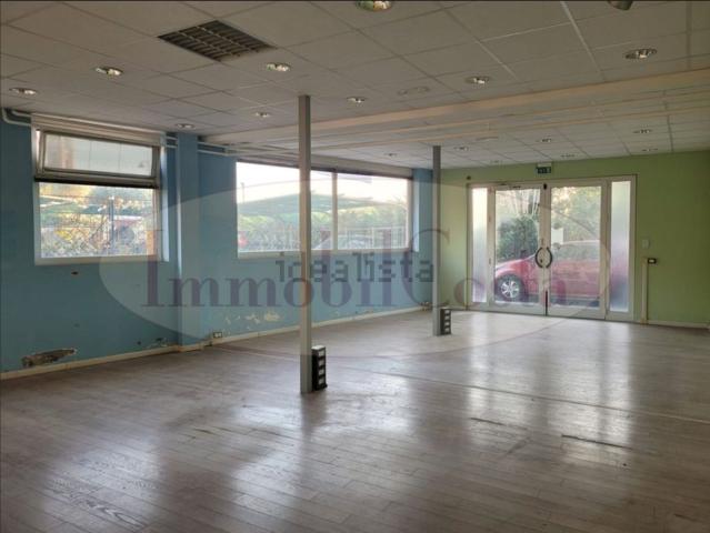 Locale in affitto di 122 m² in Via Edoardo Riboli