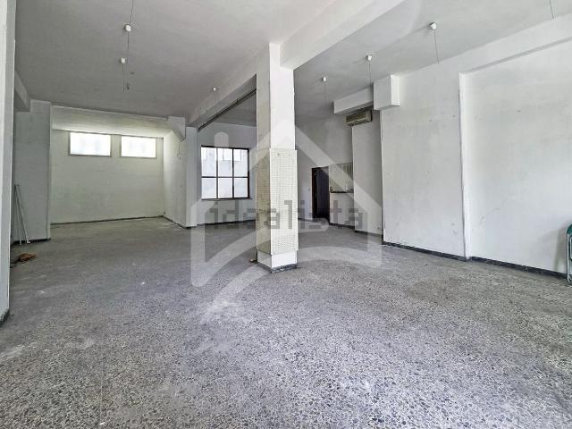 Locale in affitto di 122 m² in Via Martiri della Resistenza