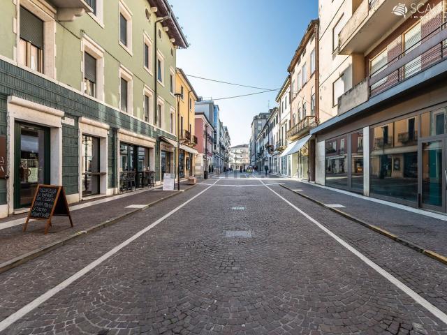 Locale in affitto di 122 m² in Via Roma, 2