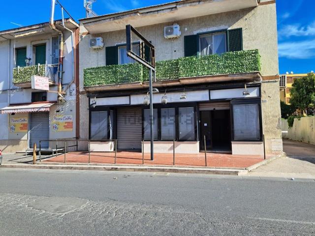 Locale in affitto di 124 m² in Via Caudina