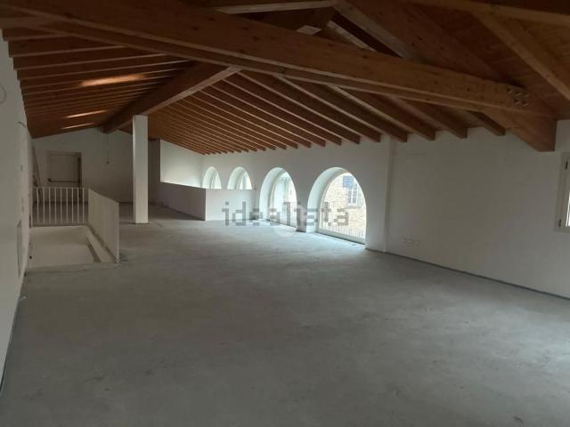Locale in affitto di 124 m² in Via Cesare Battisti