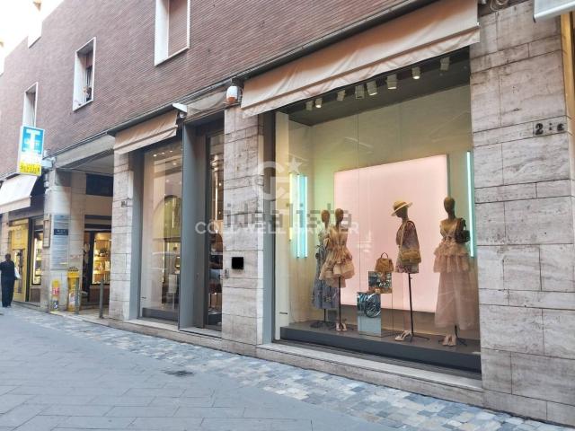 Locale in affitto di 125 m² in Via Alessandro Gambalunga