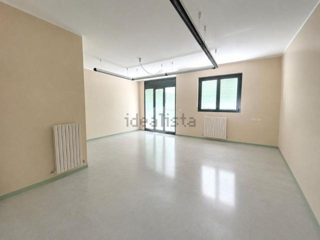 Locale in affitto di 125 m² in Via IV Novembre