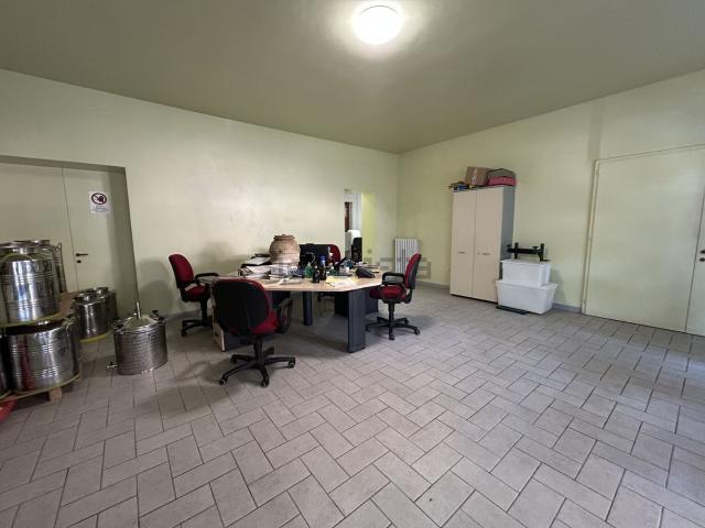 Locale in affitto di 126 m² in Via Coste, 1