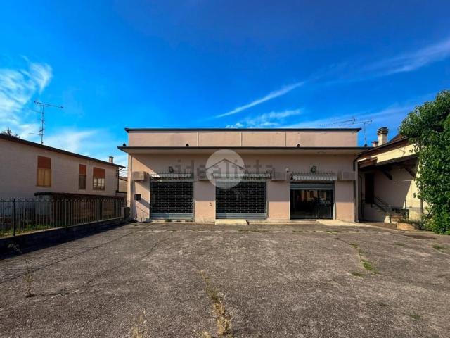 Locale in affitto di 126 m² in Via Beata Cristina, 1