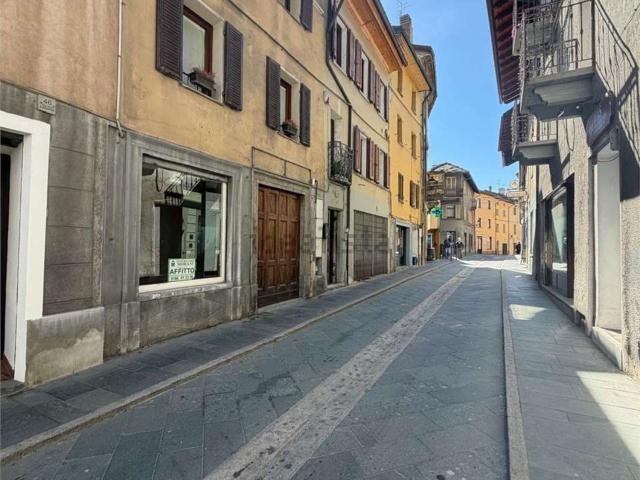 Locale in affitto di 126 m² in Via Emilio Chanoux