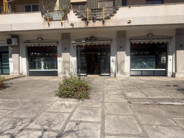 Locale in affitto di 126 m² in Viale Francia, 1